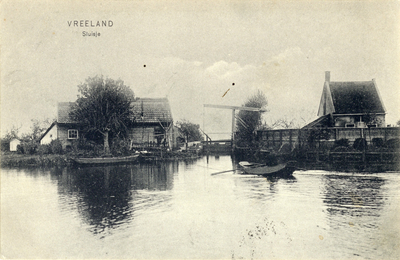 14078 Gezicht over de Vecht op het sluisje, een schuur en een huis te Vreeland. N.B. De gemeente Vreeland is per 1 ...